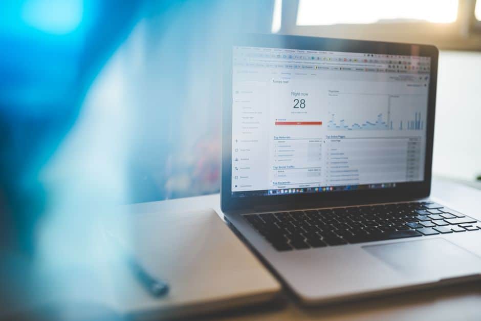 Tableau de bord Google Analytics affiché sur un ordinateur portable