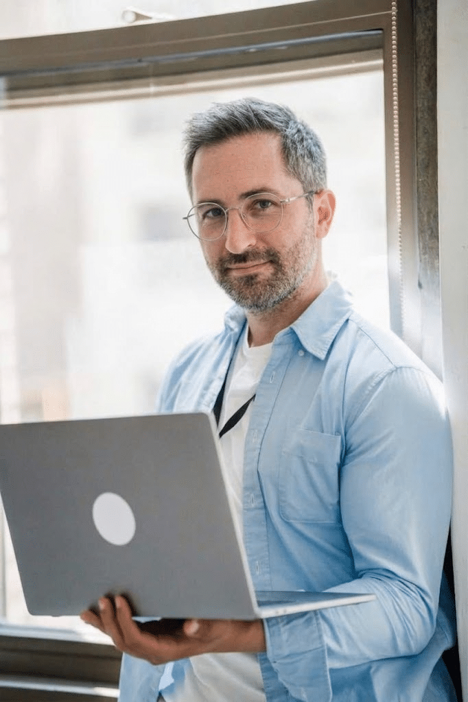 Consultant SEO au travail sur son ordinateur portable